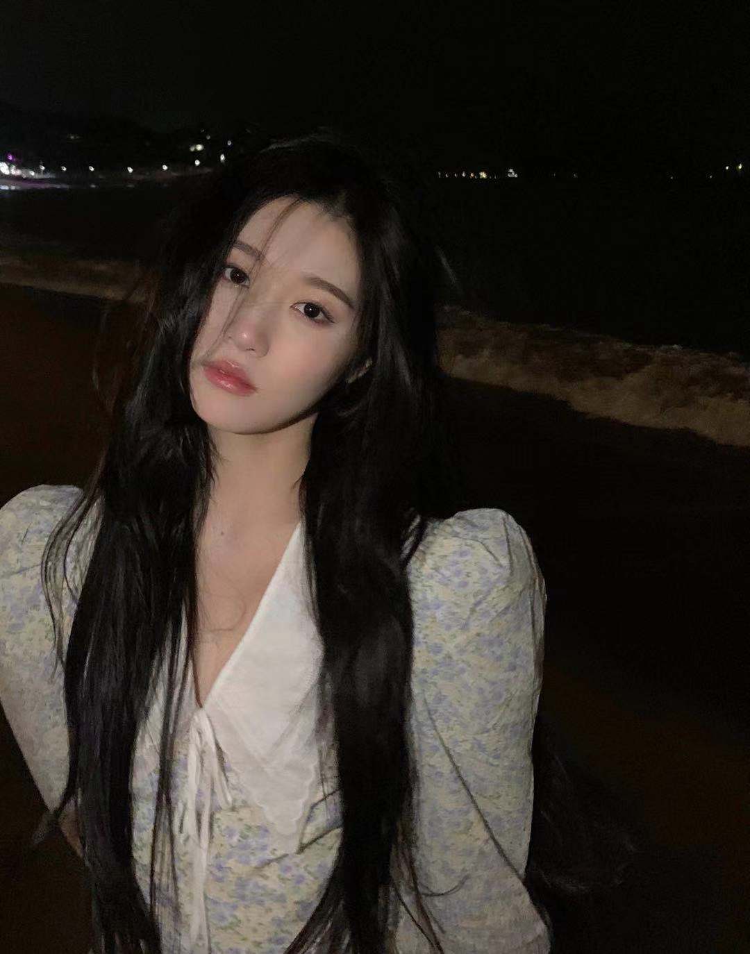 性.感.撩人的长发大美女，皮肤白白的，女.上.位.特别主动，